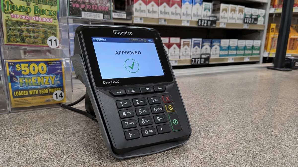 Ingenico Desk 3500 terminal at a convenience store counter